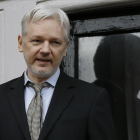 Julian Assange en el balcón de la embajada de Ecuador en Londres.-AP / KIRSTY WIGGLESWORTH