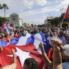 Muestras de alegría de exiliados cubanos, ayer en el barrio de la Pequeña Habana, en Miami.-AP / ALAN DIAZ
