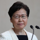 La jefa del Ejecutivo hongkonés, Carrie Lam, en la rueda de prensa que ha ofrecido este lunes.-EFE
