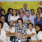 Teresa Romero (en el centro, con una bata de cuadros) y su marido Javier Limón (tras ella, de azul) con parte de los sanitarios que la han estado atendiendo durante los días de aislamiento.-Foto: EFE