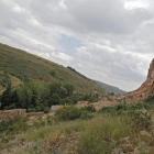 Los escombros del muro derrumbado han caído por la ladera en la que se encuentra el castillo.-M.T.