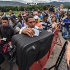 Jovenes venezolanos en la frontera-AFP / LUIS ACOSTA
