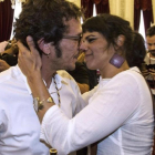 Teresa Rodríguez felicita al alcalde de Cádiz, su pareja, tras ser elegido al frente del Ayuntamiento, en el 2015.-/ EFE/ ROMAN RÍOS