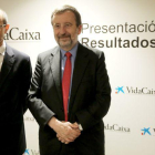El director general de VidaCaixa, Javier Valle (i), y el vicepresidente ejecutivo y consejero delegado, Tomás Muniesa (d), durante la presentación de resultados del ejercicio del 2017.-EL PERIÓDICO (ARCHIVO)