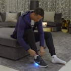 Cristiano Ronaldo prueba unas zapatillas ajustables de la marca Nike.-