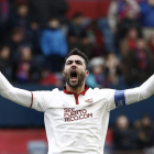 El centrocampista del Sevilla Vicente Iborra celebra la victoria ante Osasuna.-EFE