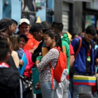 Refugiados venezolanos esperan en lla cola de la oficina de inmigración en Lima.-MARIANA BAZO (REUTERS)