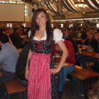 Isabel Llorente con el traje regional en las fiestas del Octoberfest.-