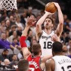 Pau Gasol se dispone a encestar.-USA TODAY / SOOBUM IM