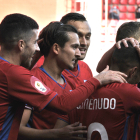 Los jugadores del Numancia celebran el primer gol del partido materializado por Menudo. VALENTÍN GUISANDE