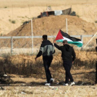 Un grupo de manifestantes palestinos durante unas protestas el 15 de abril del 2018 junto a la frontera con Israel en la Franja de Gaza.-SAID KHATIB (AFP)