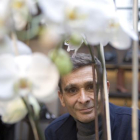 Adolfo Domínguez posa en su tienda del barrio parisino del Marais.-DANIEL MORDZINSKI