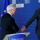 Michel Barnier (a la derecha) y David Davies, tras sus declaraciones en Bruselas, este lunes 28 de agosto-REUTERS / FRANCOIS LENOIR
