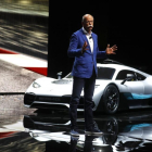 El presidente de Mercedes, Dieter Zetsche, presenta el Project One-KAI PFAFFENBACH (REUTERS)