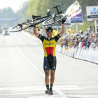 Philippe Gilbert cruza la meta de Flandes con la bici a cuestas.-JULIEN WARNAND