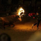 a Guardia Civil detuvo ayer en Medinaceli a cuatro personas por un delito de desórdenes públicos y otro de lesiones a agentes de la autoridad ya que dos de los guardias civiles que velaban por la seguridad durante la celebración del tradicional Toro Jubilo resultaron heridos. Además fueron identificadas otras 51 personas que han sido denunciadas por desobediencia, según ha informado esta mañana la Subdelegación del Gobierno en Soria en una nota de prensa.