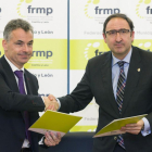 El presidente de la Federación Regional de Municipios y Provincias (FRMP), Alfonso Polanco, y el director de Concesiones de Aquona, Jesús García del Valle, firman un convenio de colaboración para garantizar el suministro a personas en situación de pobreza-ICAL