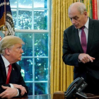 Donald Trump y John Kelly, en el Despacho Oval.-EL PERIÓDICO