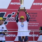 Jorge Navarro (izquierda), Miguel Oliveira y Jakub Kornfeil, en el podio de la carrera de Moto3.-AFP / JAVIER SORIANO