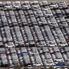 Coches aparcados en la factoría de Volkswagen de Navarra.-EFE/JESÚS DIGES