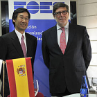 El embajador de Japón, Satoru Satoh, y Santiago Aparicio-