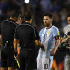 Messi protesta ante los colegiados en el partido ante Chile.-AFP / EITAN ABRAMOVICH