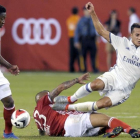 El madridista Lucas Vázquez es derribado por Vidal en presencia de Alaba.-BILL KOSTROUN / AP