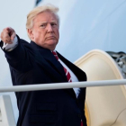 El presidente de EEUU, Donald Trump, a punto subir en el Air Force One para viajar a Carolina del Norte el 7 de octubre del 2017.-AFP / BRENDAN SMIALOWSKI