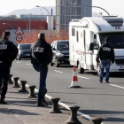 La policía francesa realiza un control en el puente que une Irún con Hendaya.-EFE / JUAN HERRERO