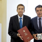 Ignacio González y Manuel Moix en septiembre del 2014, cuando eran presidente de la Comunidad de Madrid y fiscal jefe de Madrid, respectivamente.-EFE / CARLOS IGLESIAS