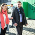 Los exconsellers Meritxell Serret y Toni Comín, el pasado 19 de abril camino del tribunal de primera instancia de Bruselas que examina su caso-JAMES ARTHUR GEKIERE