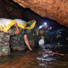 Varios miembros de un equipo de rescate intentan drenar el agua de la cueva Tham Luang en Khun Nam Nang Non Forest Park (Tailandia).-ROYAL THAI ARMY HANDOUT (EFE)