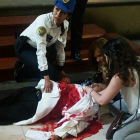 Dos mujeres y una oficial de la policía de Ciudad de México, intentan ayudar al sacerdote apuñalado-EFE