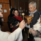 Bendición de animales ayer en La parroquia de Santa Bárbara. / VALENTÍN GUISANDE-