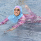 Una mujer turca se baña con un "burkini".-EFE / ARCHIVO