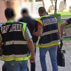 Policías de Valladolid salen del registro del domicilio del británico , con dos portátiles y una caja de documentos-E. M.