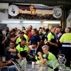 Un grupo de estibadores en huelga en el puerto de Barcelona.-FERRAN NADE