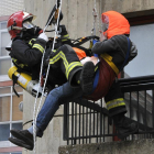 Simulacro de rescate en altura en el parque de bomberos.-Valentín Guisande