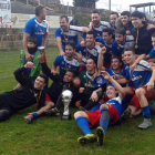 Los jugadores del Abejar celebran el título de la Liga Provincial sobre el terreno de juego del campo de La Ermita.-