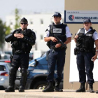 Policías franceses en un campus de de verano cerca de París.-REUTERS / CHARLES PLATIAU