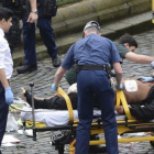 El presunto autor del ataque en Londres mientras es trasladado a una ambulancia.-STEFAN ROUSSEAU / AP