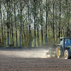 Un tractor realiza labores en un campo de cultivo en Salamanca. --ENRIQUE CARRASCAL