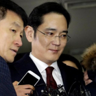 El heredero y vicepresidente de Samsung, Lee Jae-yong (en el centro).-REUTERS / AHN YOUNG-JOON