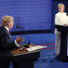 Trump y Clinton, durante el tercer y último debate antes de las elecciones, este miércoles en Las Vegas.-AP / MARK RALSTON