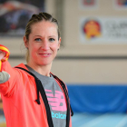 Estela Navascués con la medalla de subcampeona de España de maratón lograda en Sevilla.-ÁLVARO MARTÍNEZ