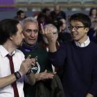 Pablo Iglesias e Íñigo Errejón, con Diego Cañamero entre ambos, en la asamblea Vistalegre de Podemos.-EFE