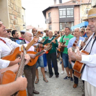 La Ronda llenó ayer de música y cánticos las calles de Duruelo de la Sierra.-R.F.