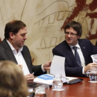 El vicepresidente del Govern, Oriol Junqueras, y el 'president', Carles Puigdemont, en una reunión del Consell Executiu.-JOAN CORTADELLAS