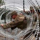 Soldados estadounidenses instalan concertinas en Laredo, Texas.-THOMAS WATKINS (AFP)