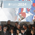Atletas y autoridades posan junto a un cartel de París 2024, durante la presentación de la candidatura olímpica.-Foto: REUTERS / CHRISTIAN HARTMANN